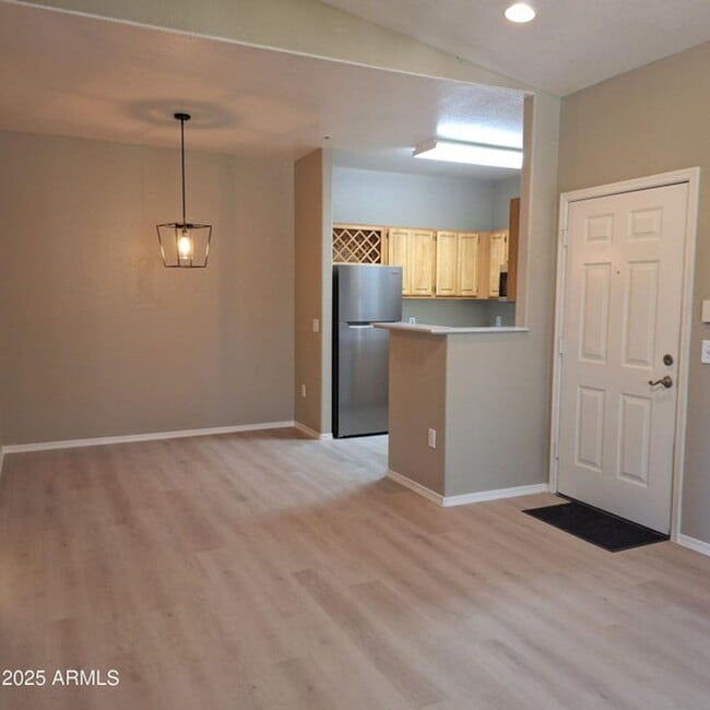 Building Photo - Charming 1 Bed 1 Bath Lower Level condo ++ Community Pool/SPA++Fitness Room