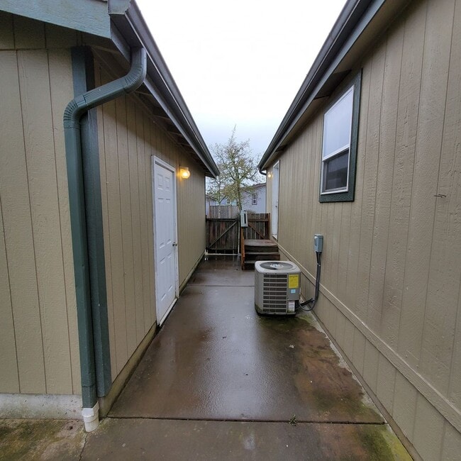 Building Photo - Pet Friendly 4 bedroom 2 bath home w/ 2 car garage