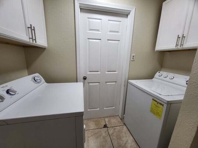 Building Photo - 1708 Kenyon St