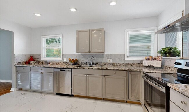 Building Photo - 1900 Hilltop Dr