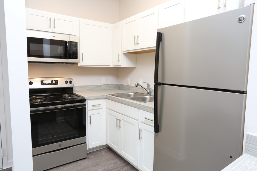 2BR, 2BA - Euclid -Upgrade - Kitchen - MidTown Apartments