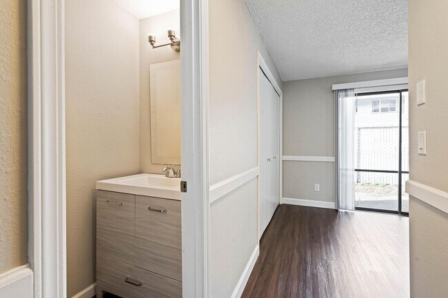 Building Photo - Clean, welcoming 2-bdrm/1.5 bath unit in Milwaukie. Private patio, quiet location, designated par...