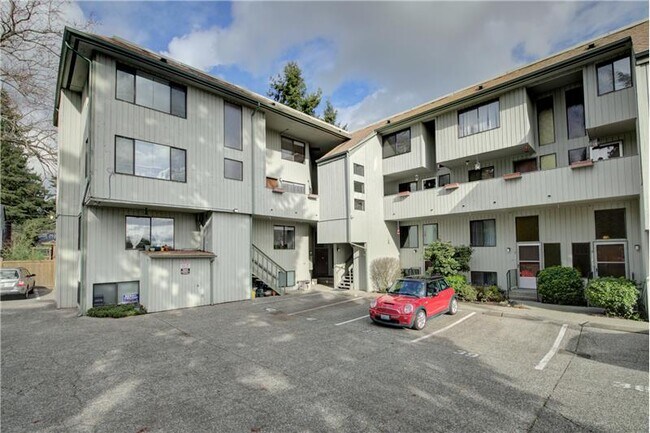 Building Photo - 11401 Roosevelt Way NE