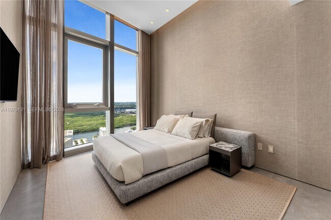 Building Photo - 15701 Collins Ave