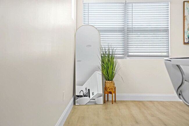 Building Photo - 4603 N Ocean Blvd