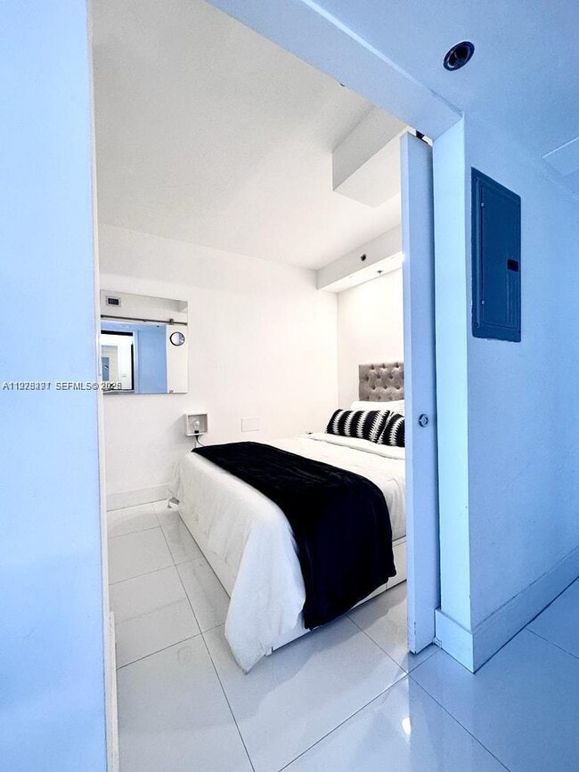 Building Photo - 100 Lincoln Rd