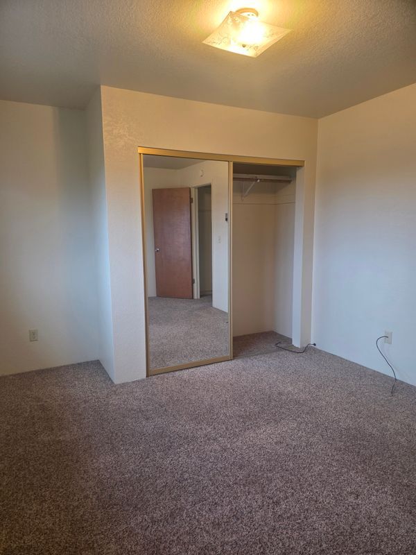 Building Photo - 420 Dela Vina Ave