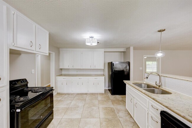 Building Photo - 2110 Pecan St