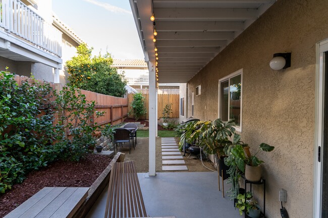 Building Photo - 1304 Palomar Pl