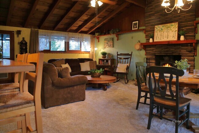 Building Photo - One Level House one mile from town close to hiking trails