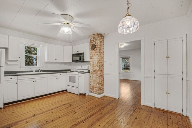 Building Photo - 918 Mercer St