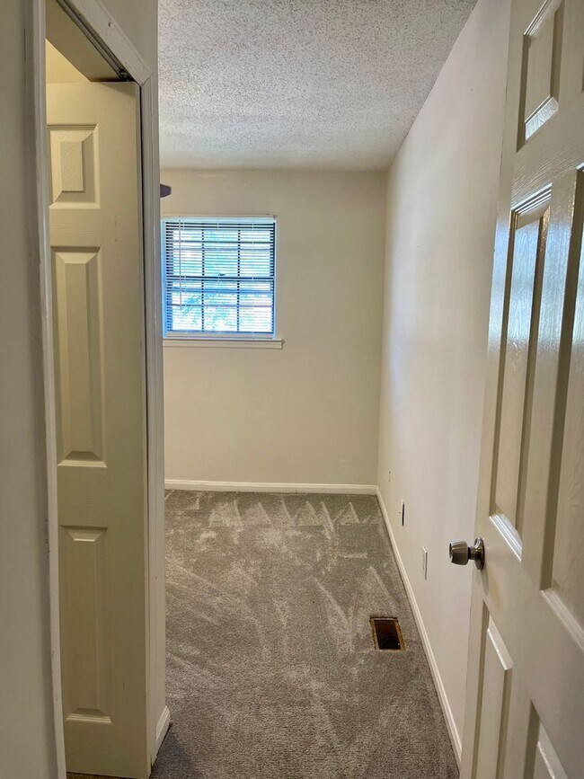 Building Photo - Spacious 3 bedroom condo