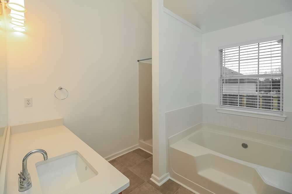Building Photo - 3442 Creekview Dr