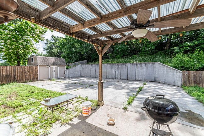 Building Photo - Spacious single family home