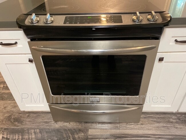 Building Photo - 7993 Greenlea Dr