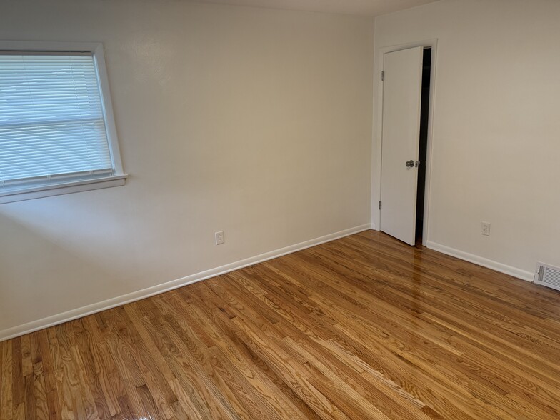 Building Photo - 1134 E 40th St