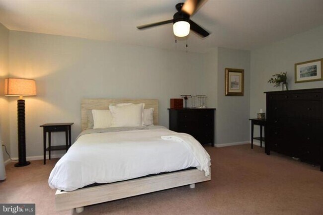 Building Photo - Set within the sought after community of Runnymeade, this beautifully maintained townhome offers ...