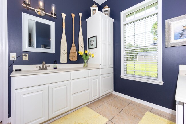 Building Photo - Charming 3 Bedroom , 2 Bath Country Home with Lake Views