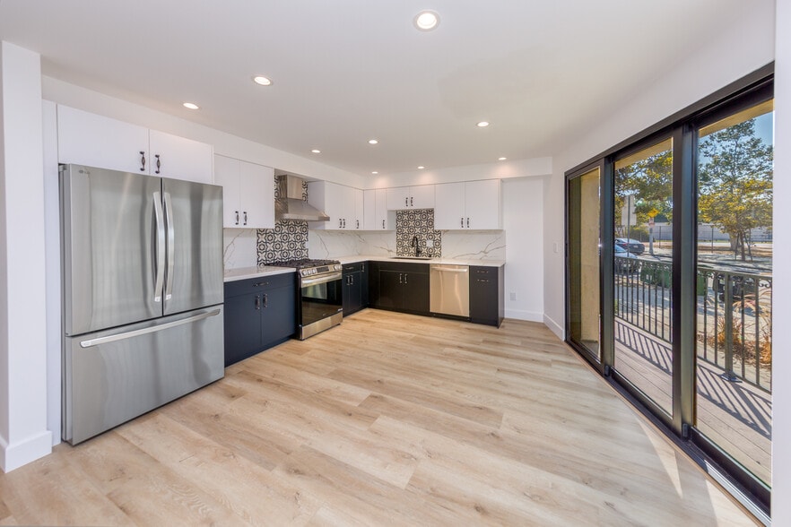 Building Photo - 854 S Sycamore Ave