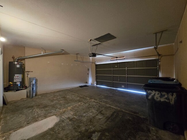 Building Photo - A Fabulous 5 Bedroom Home with 1 Bedroom and 3/4 Bathroom downstairs