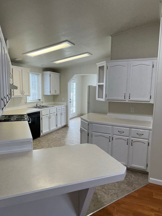 Building Photo - Lovely 3 bedroom home on property