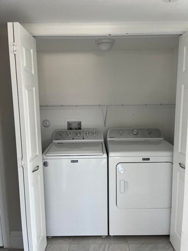 Building Photo - 155 Yacht Club Dr