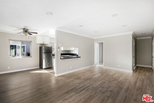 Building Photo - 925 N Curson Ave
