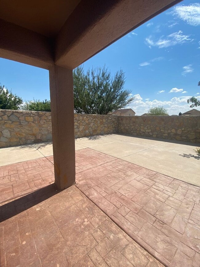 Building Photo - Beautiful 4 Bedroom, 3 Bathroom Home! Avai...