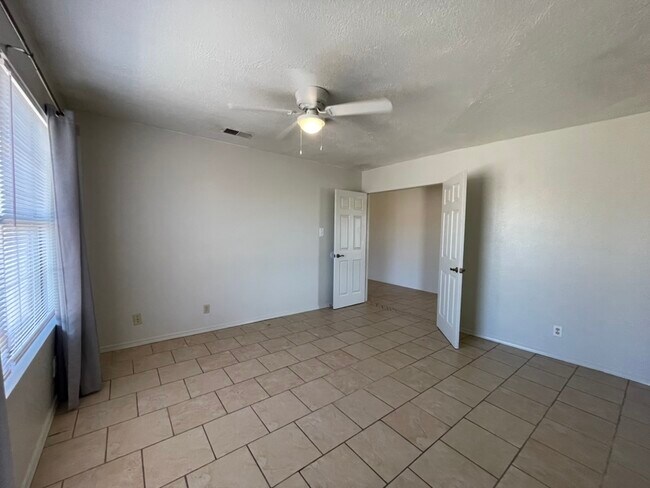 Building Photo - 6275 Roadrunner Loop NE