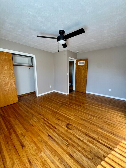 Building Photo - 910 4th Ave