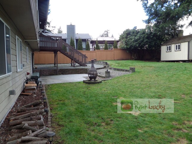 Building Photo - Stunning and LARGE Remodeled 3-Bedroom Hom...