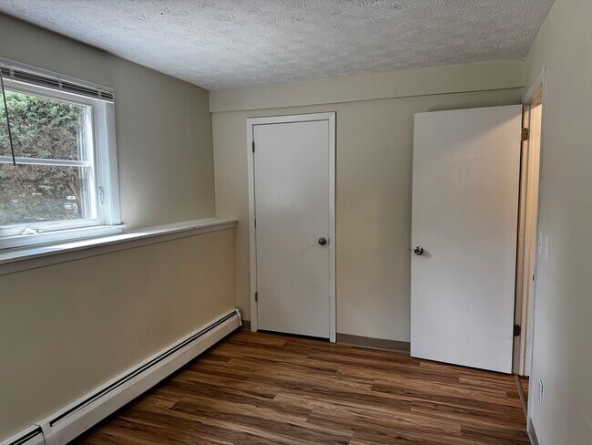 Building Photo - Briarwood 10