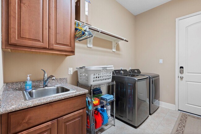 Building Photo - 10602 Comeaux Ln