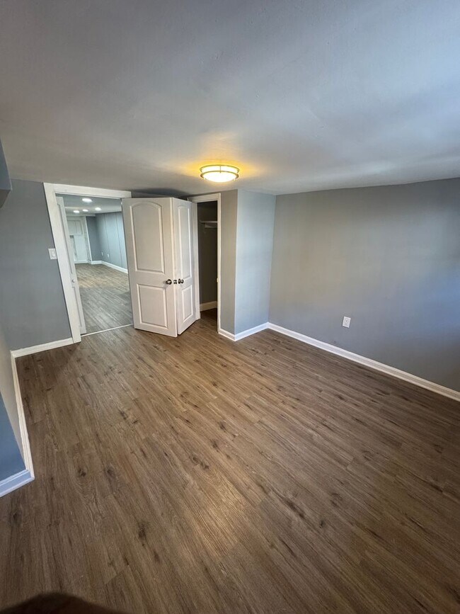 Building Photo - Charming Rowhome with Modern Touches in Ea...