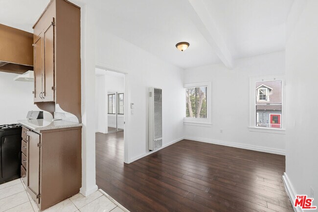 Building Photo - 522 W Vernon Ave