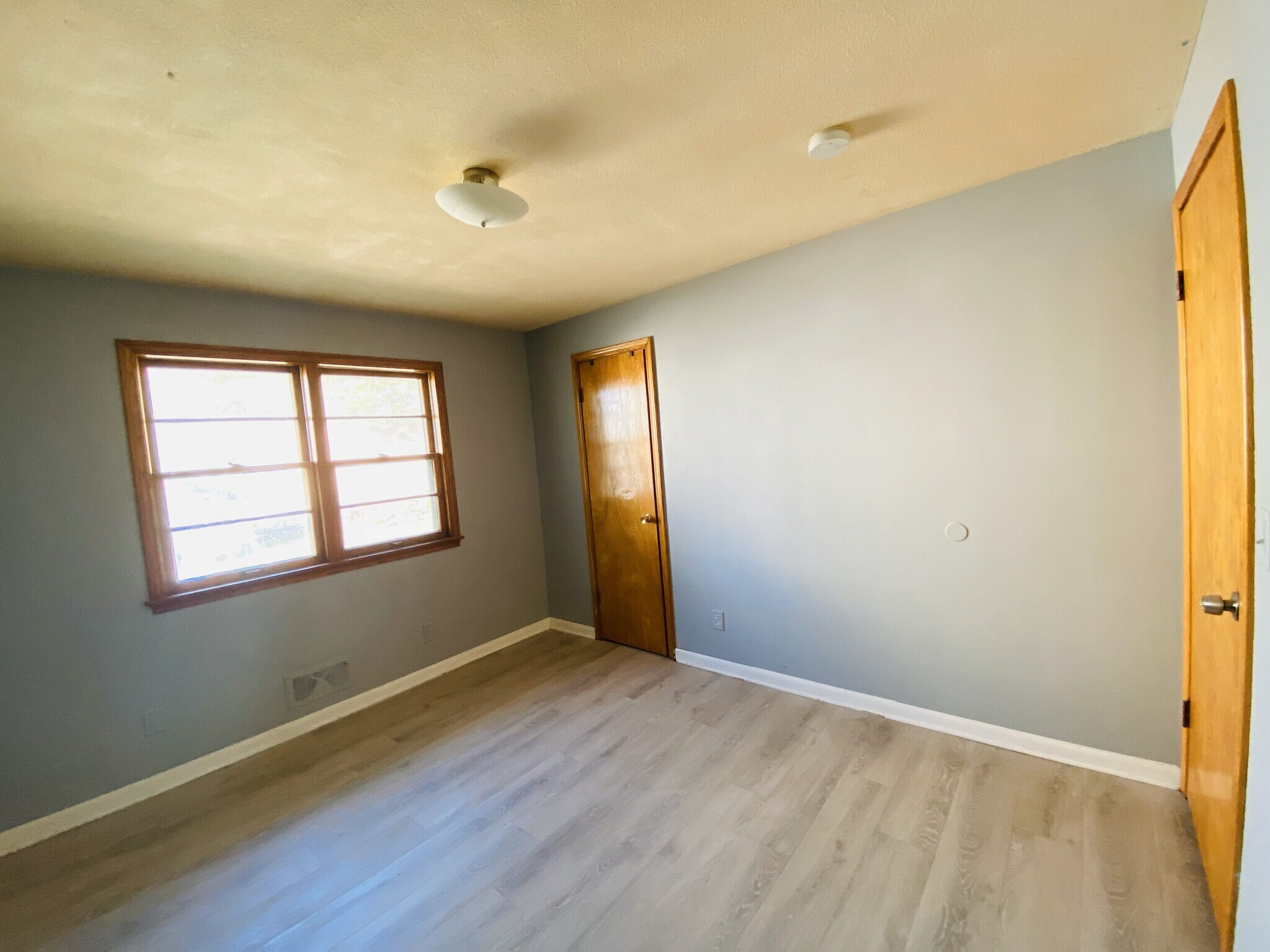 Building Photo - 4533 University Ave NE