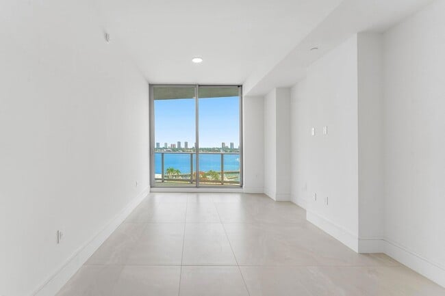 Building Photo - 220 Lake Shore Dr