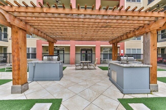 Building Photo - Beautiful 1st Floor Corner Condo – Modern ...