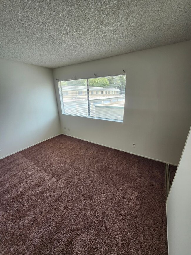 Building Photo - Two-Story condo in Ontario