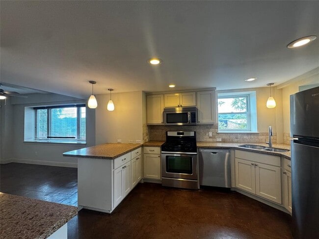 Building Photo - 1216 W 22nd St