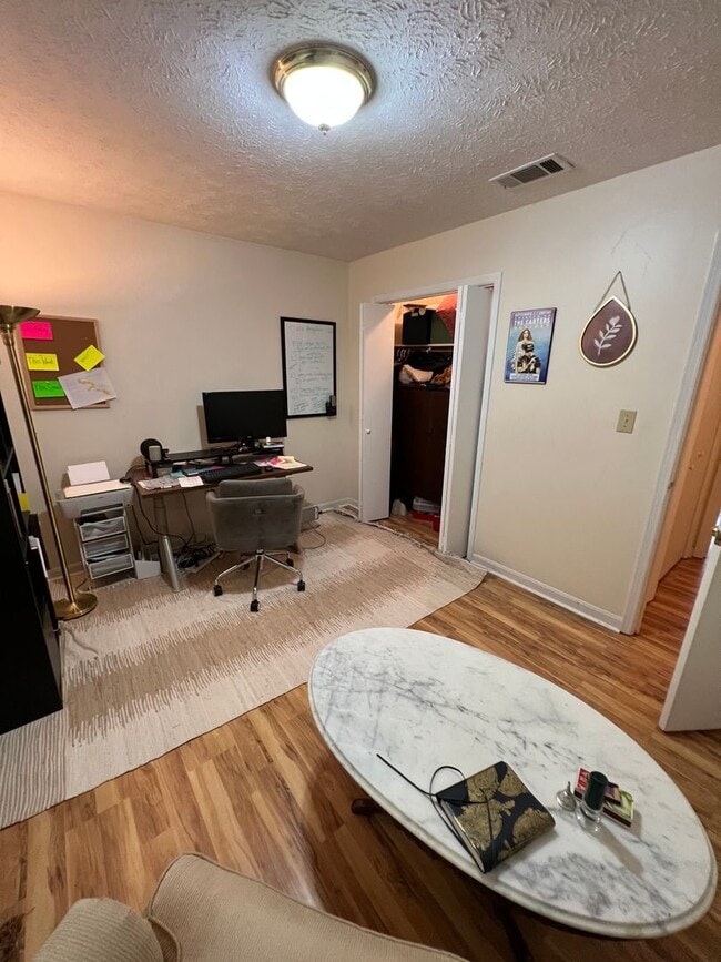 Building Photo - Duplex in Residential Eastside Area