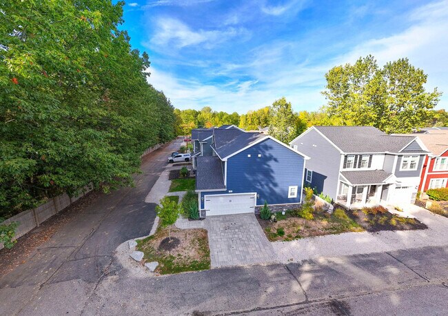 Building Photo - 720 Ravine Ln