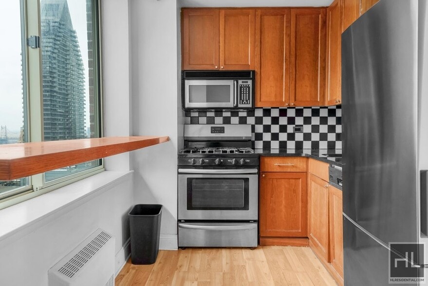 Building Photo - E 47TH ST