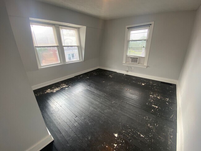 Building Photo - Great 5 bed/2 bath Mins. from UC Campus fo...
