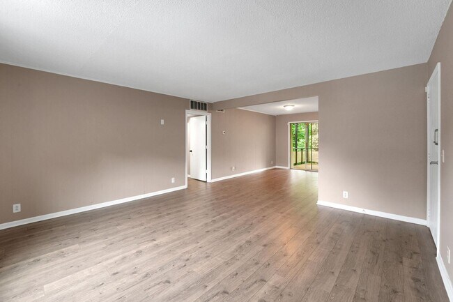 Building Photo - Charming 3BR Condo in Charlotte