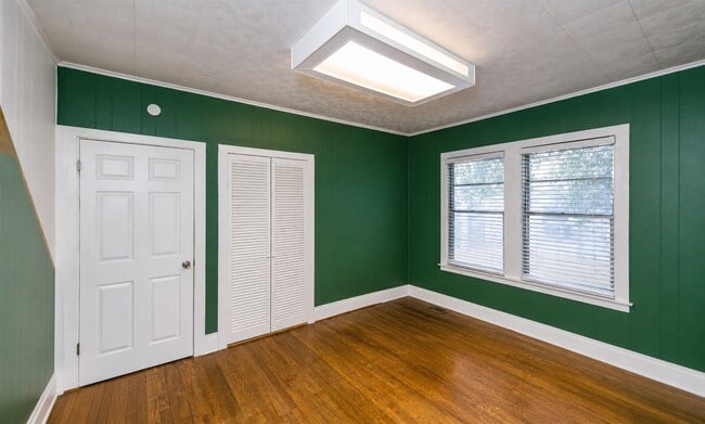 Building Photo - Charming South Highlands Home with Multiple Living Areas