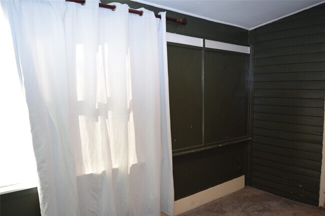 Building Photo - 815 6th Ave N