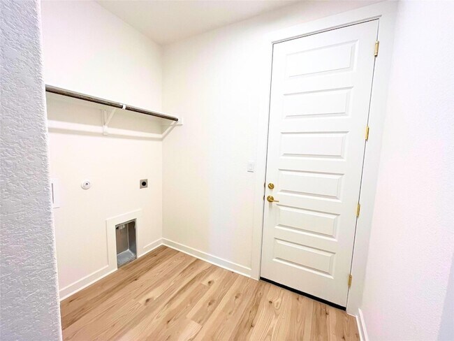 Building Photo - 401 Darley Oak Dr