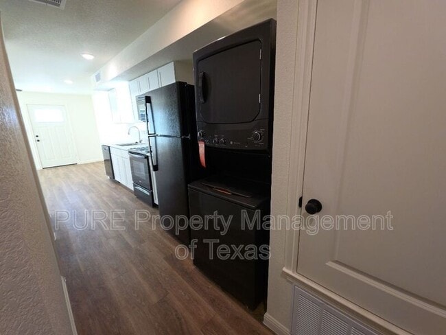 Building Photo - 2002 W 2nd St