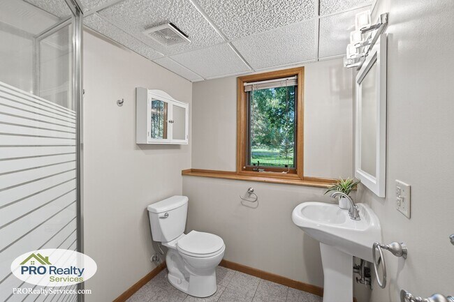 Building Photo - 4 Bedroom Home in Maple Grove
